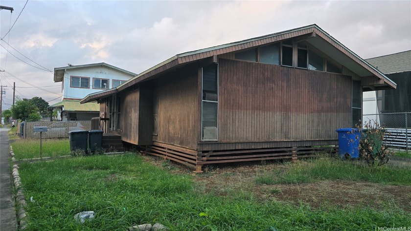 Property to be sold *AS-IS*. Sellers will not repair or give any - Beach Home for sale in Honolulu, Hawaii on Beachhouse.com