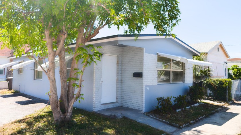 INVESTORS!! Currently leased until 8/2025 at $2150/month. Cute - Beach Home for sale in West Palm Beach, Florida on Beachhouse.com