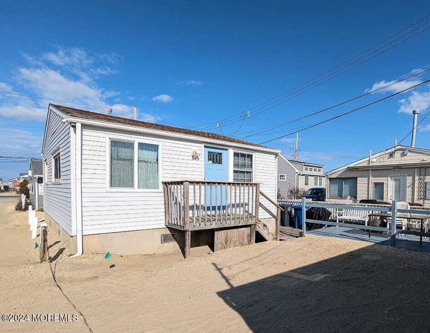 This ocean-block cottage is the lowest-priced, single-family - Beach Home for sale in Lavallette, New Jersey on Beachhouse.com