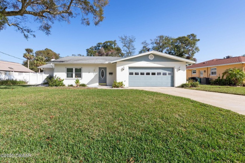 Welcome to 116 E Lindenwood Circle, a delightful residence - Beach Home for sale in Ormond Beach, Florida on Beachhouse.com