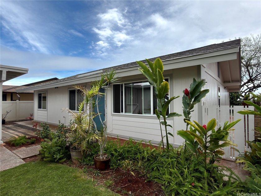 Turn key 3-bedroom, 2-bath home in the heart of Mililani! This - Beach Home for sale in Mililani, Hawaii on Beachhouse.com