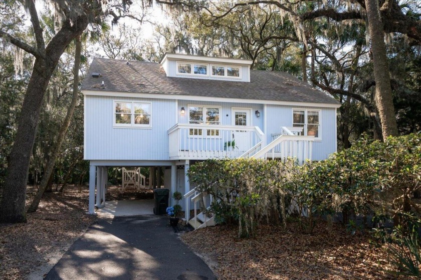 Beautifully updated villa has 3 bedrooms and 2 baths, as well as - Beach Home for sale in Johns Island, South Carolina on Beachhouse.com