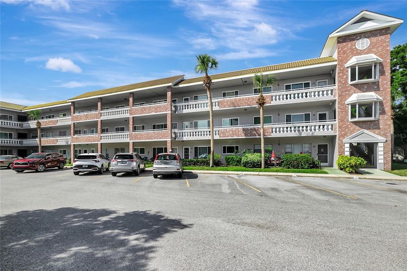 Beautifully updated TOP FLOOR CORNER UNIT offering abundant - Beach Condo for sale in Clearwater, Florida on Beachhouse.com