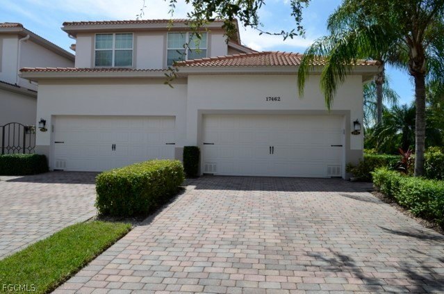 Fantastic 3 bedroom 2 bath 2 car garage lake front carriage home - Beach Condo for sale in Fort Myers, Florida on Beachhouse.com