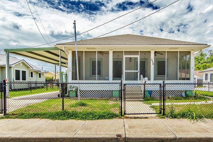 Cozy Acadian Home on 2 Lots, New Floors, High ceilings and more - Beach Home for sale in Houma, Louisiana on Beachhouse.com