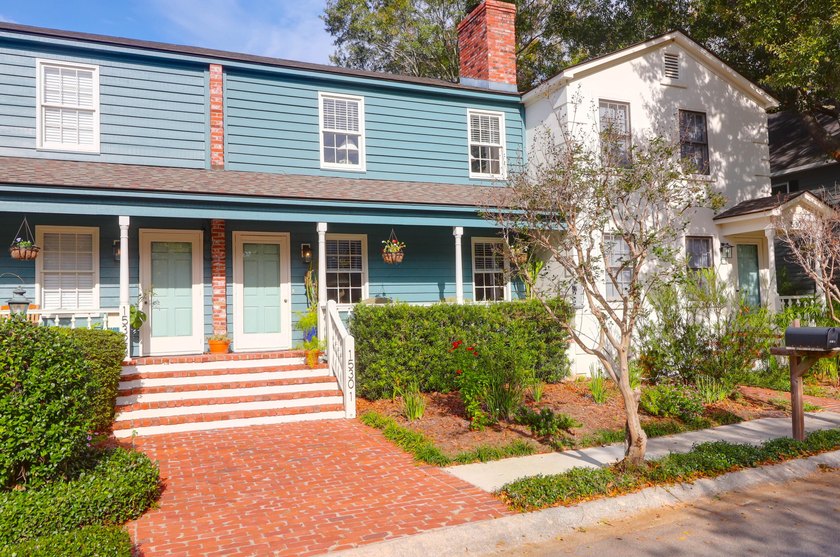 Nestled in the heart of Mount Pleasant this beautifully updated - Beach Townhome/Townhouse for sale in Mount Pleasant, South Carolina on Beachhouse.com