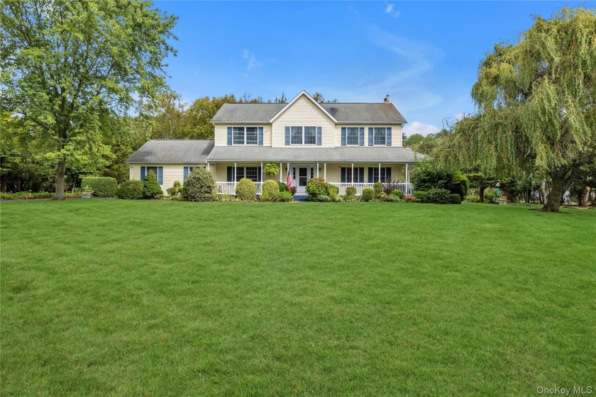 Welcome to move-in ready colonial style 4 bedroom, 3 bathroom - Beach Home for sale in Jamesport, New York on Beachhouse.com