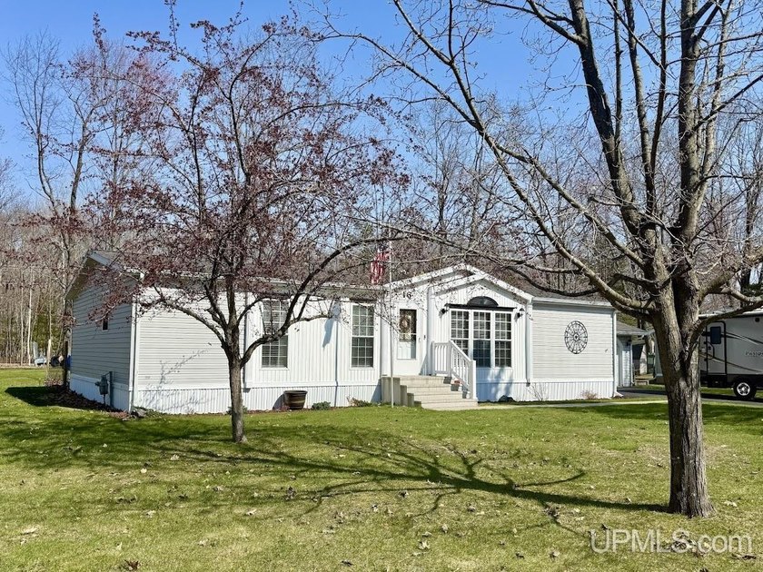Tucked away in Oak Bluff Estates 55+ Community, this - Beach Home for sale in Gladstone, Michigan on Beachhouse.com