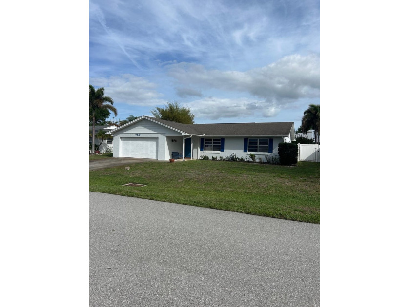Come see this well maintained 3-bedroom, 2-bathroom, 2-car - Beach Home for sale in Jensen Beach, Florida on Beachhouse.com