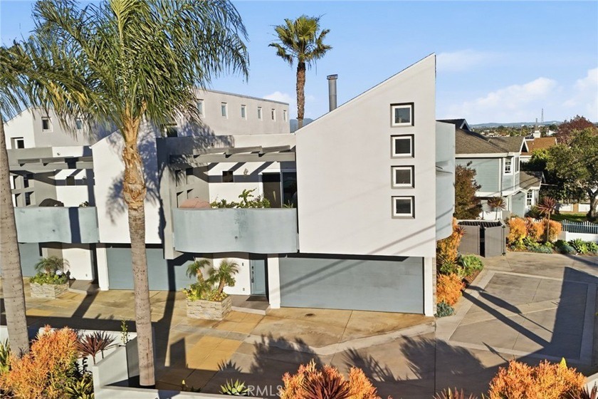 Fabulous Pat Killen-designed townhome featuring an upstairs - Beach Townhome/Townhouse for sale in Redondo Beach, California on Beachhouse.com