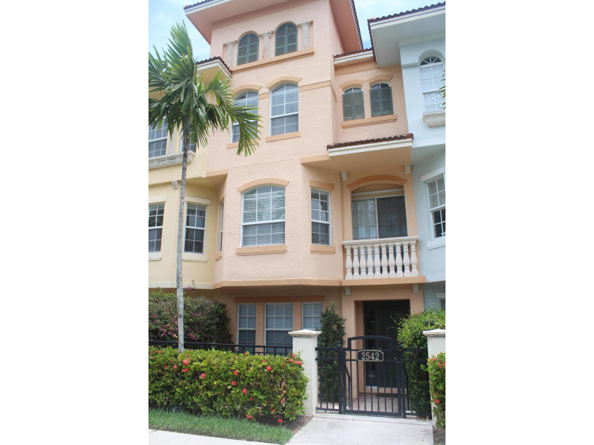 Beautiful, bright, and airy, townhome features two large bedroom - Beach Townhome/Townhouse for sale in Palm Beach Gardens, Florida on Beachhouse.com