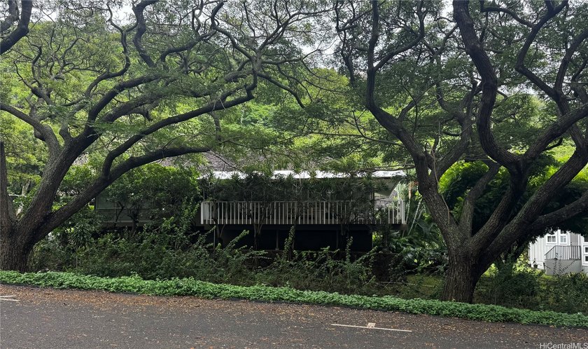 Rare single level home in Kalani Iki. From parking to front door - Beach Home for sale in Honolulu, Hawaii on Beachhouse.com