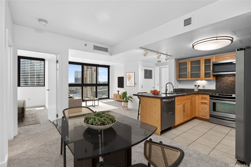 An exceptional high-floor residence (Diamond Head side) in the - Beach Condo for sale in Honolulu, Hawaii on Beachhouse.com