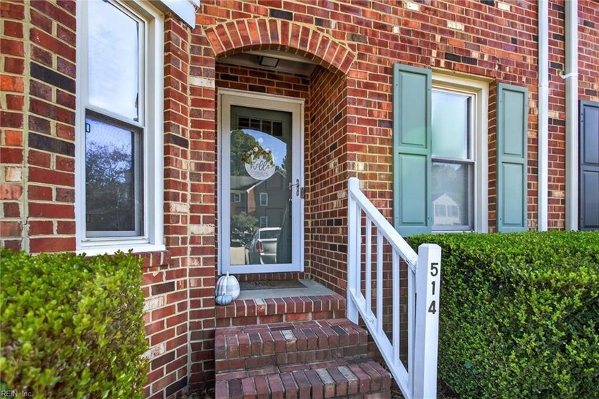 LOCATION!  VERY NICE TOWNHOUSE OVERLOOKING THE 16TH HOLE AT - Beach Townhome/Townhouse for sale in Virginia Beach, Virginia on Beachhouse.com