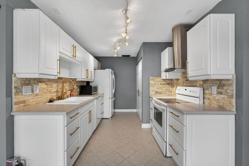 Move in ready 2 bedroom, 2 bathroom, updated villa with 2 - Beach Home for sale in West Palm Beach, Florida on Beachhouse.com