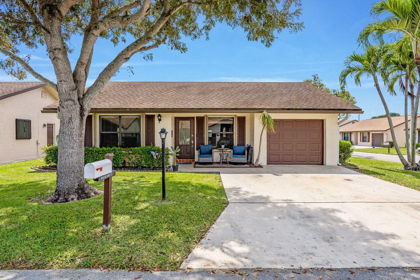 Great 2 bedroom/2 bathroom home on a large corner lot in a - Beach Home for sale in Greenacres, Florida on Beachhouse.com
