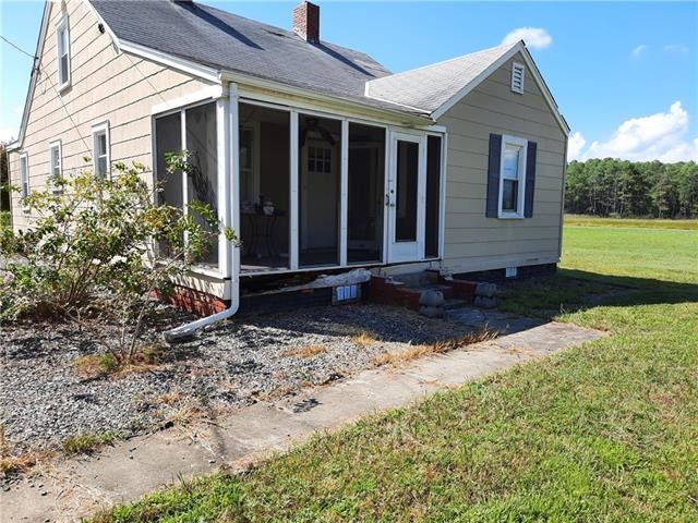 Cute 3 bedroom home on 1.76+-Acre lot.  Property is being sold - Beach Home for sale in Mathews, Virginia on Beachhouse.com