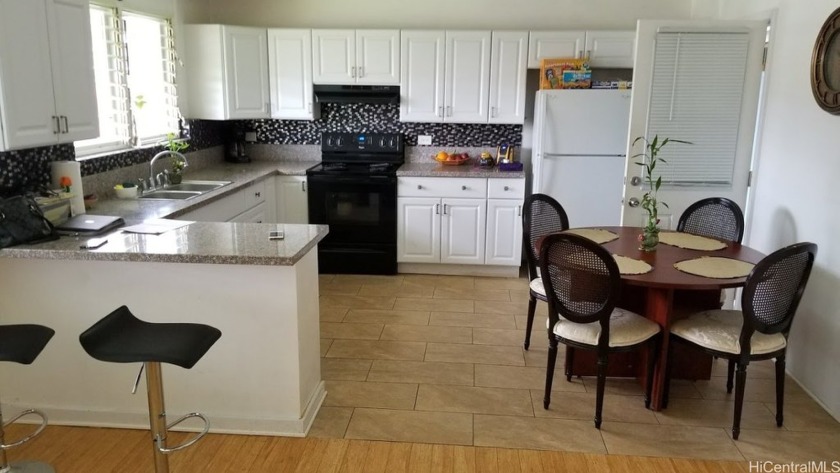 Charming large home with 11 bedrooms in cool Wahiawa, with easy - Beach Townhome/Townhouse for sale in Wahiawa, Hawaii on Beachhouse.com