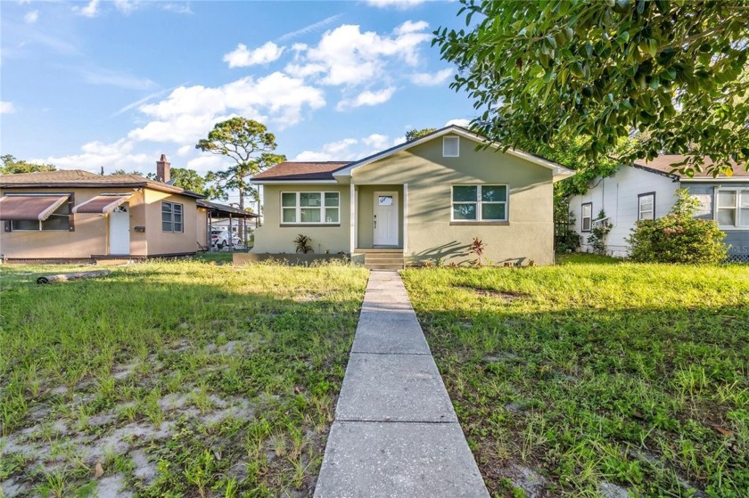 NO FLOOD INSURANCE REQUIRED! NO WATER DAMAGE IN THE HOME DURING - Beach Home for sale in St. Petersburg, Florida on Beachhouse.com