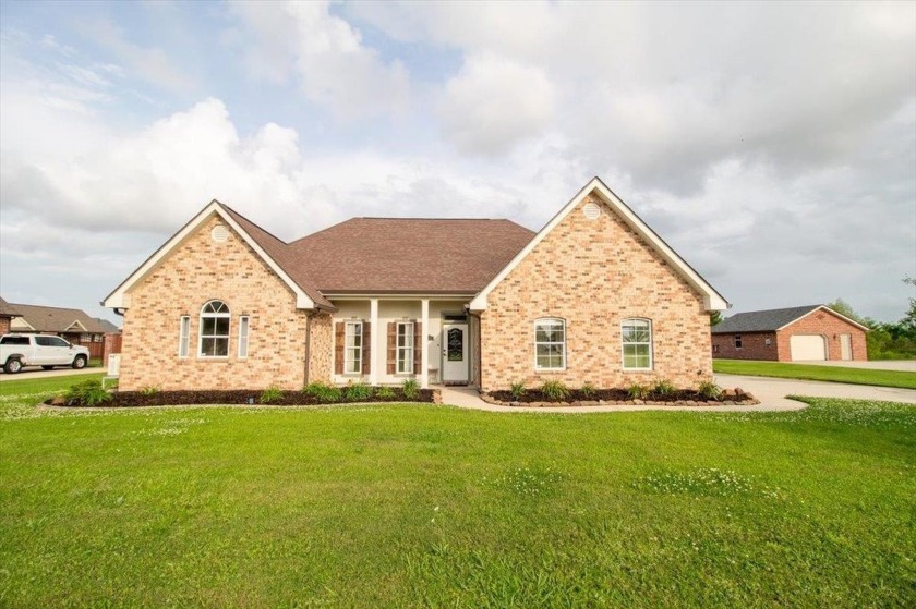 305 Lake Decade Ct. is a beautiful four bedroom two bathroom - Beach Home for sale in Houma, Louisiana on Beachhouse.com
