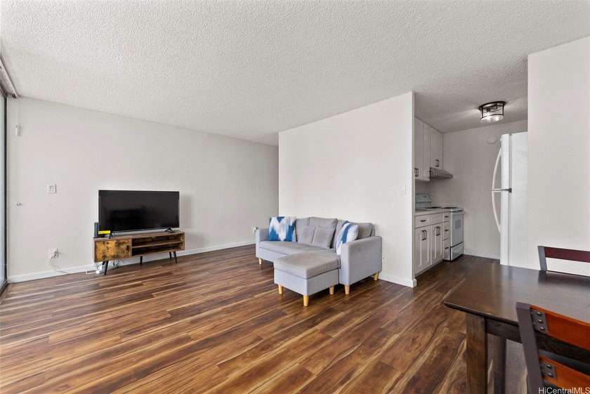 FULLY INSURED, pet friendly and located in vibrant Waikiki! This - Beach Condo for sale in Honolulu, Hawaii on Beachhouse.com