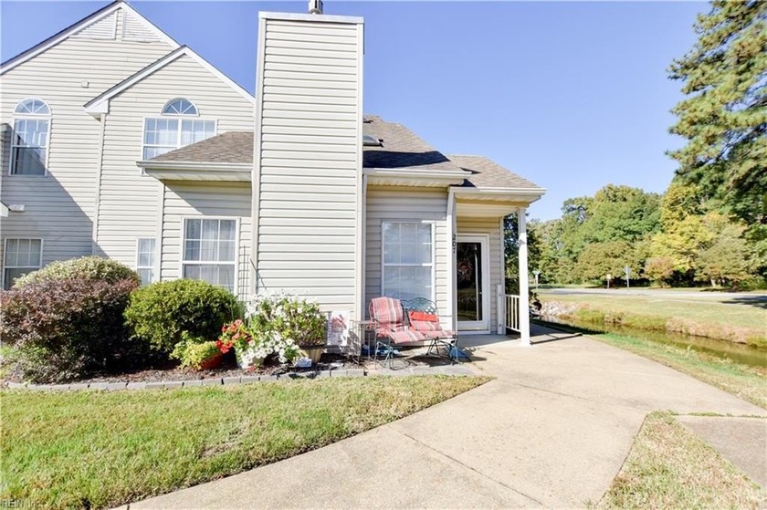 This beautiful waterfront townhouse features an open and bright - Beach Townhome/Townhouse for sale in Yorktown, Virginia on Beachhouse.com