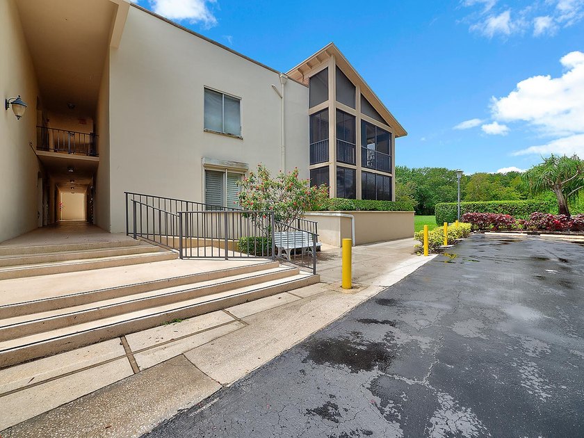 Beautiful 2 bedroom 2 bath unit in Longwood. Large screened wrap - Beach Condo for sale in Palm Beach Gardens, Florida on Beachhouse.com