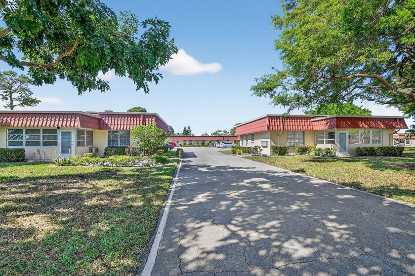 This spacious condo features two updated bathrooms, a new roof - Beach Condo for sale in Lake Worth, Florida on Beachhouse.com