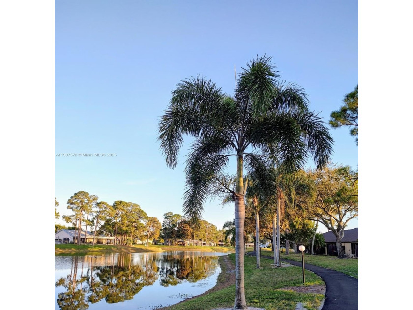 NEW 2024 roof.Updated 2/2 in 55+ Pine Ridge South IV.Don't miss - Beach Condo for sale in Green Acres, Florida on Beachhouse.com