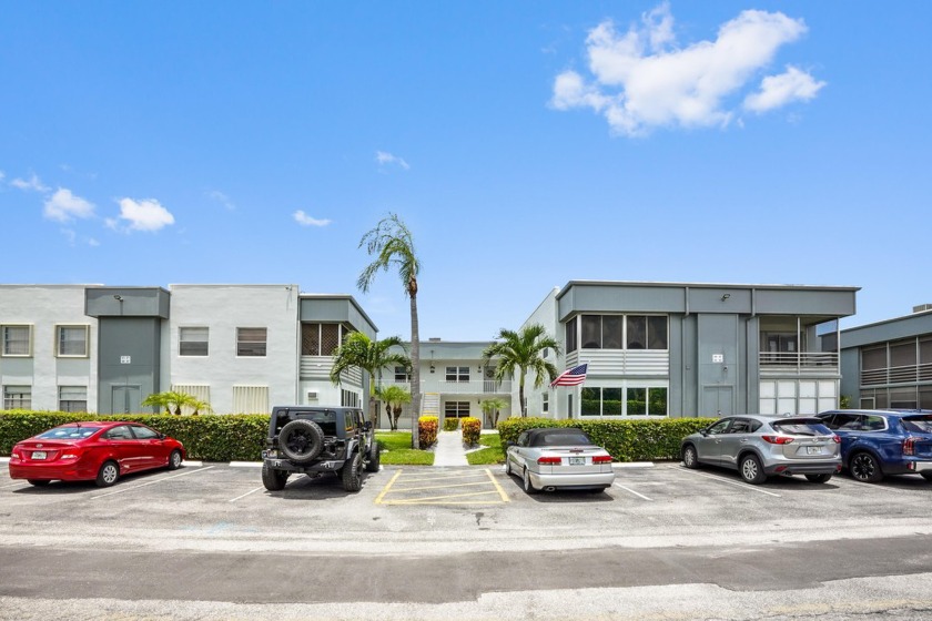 Bright, cheerful condo in desirable Kings Point Active Adult - Beach Condo for sale in Delray Beach, Florida on Beachhouse.com