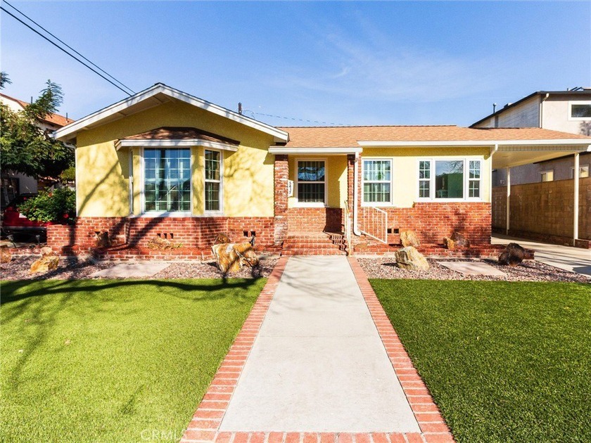 Beautifully updated 3-bedroom, 2-bath home offering - Beach Home for sale in Long Beach, California on Beachhouse.com