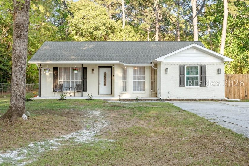 NO HOA! Spacious and inviting 4-bedroom, 2-bath brick home - Beach Home for sale in Beaufort, South Carolina on Beachhouse.com