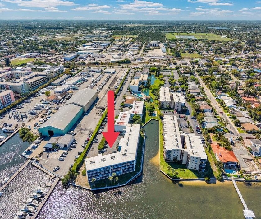 Welcome to this beautifully updated waterfront condo in one of - Beach Condo for sale in Lantana, Florida on Beachhouse.com