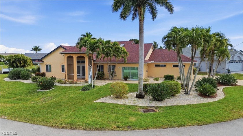Impeccable maintained CUSTOM HOME, very private,3 BR, 2 1/2 Bath - Beach Home for sale in Cape Coral, Florida on Beachhouse.com