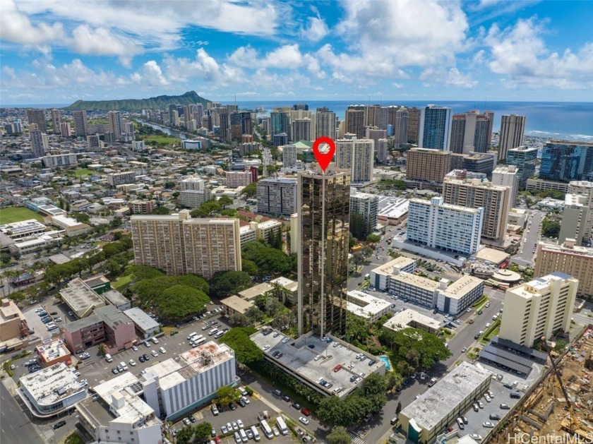 Welcome to elegant convenience with a view at Hale Kaheka.  This - Beach Condo for sale in Honolulu, Hawaii on Beachhouse.com