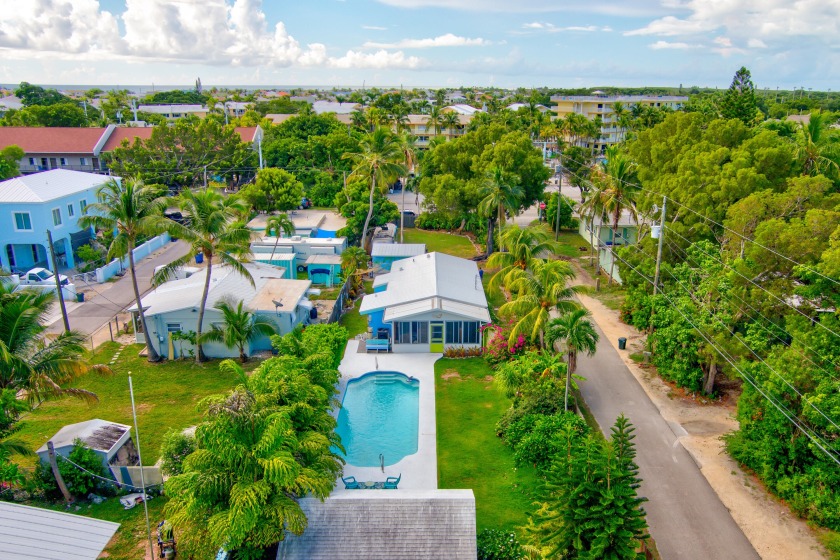 Find your own tropical oasis in Key Largo! This charming 2 bed/ - Beach Home for sale in Key Largo, Florida on Beachhouse.com