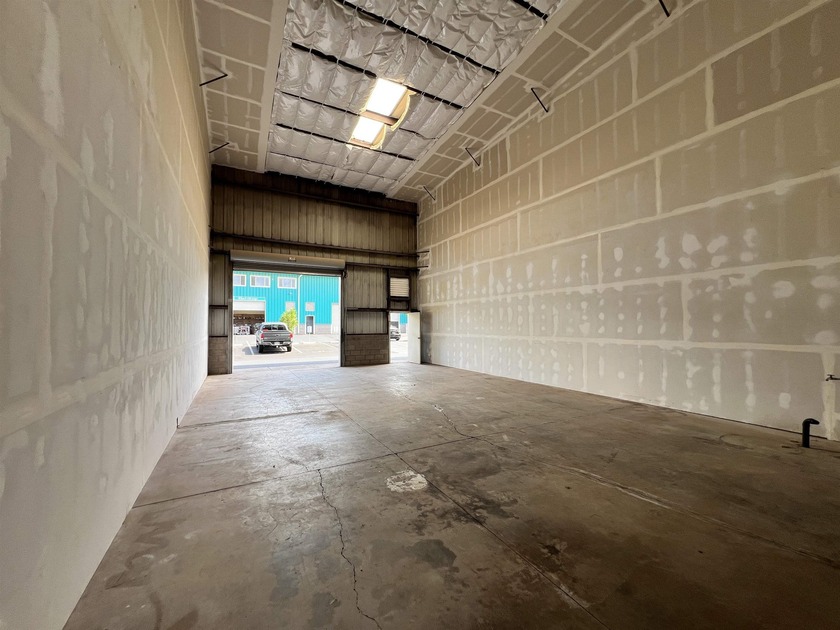 This warehouse unit has 20' ceilings with 1150 sf that comes - Beach Commercial for sale in Lahaina, Hawaii on Beachhouse.com