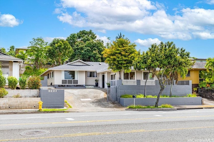 Spacious 6-bedroom, 3-bath residence offering a flexible and - Beach Home for sale in Honolulu, Hawaii on Beachhouse.com