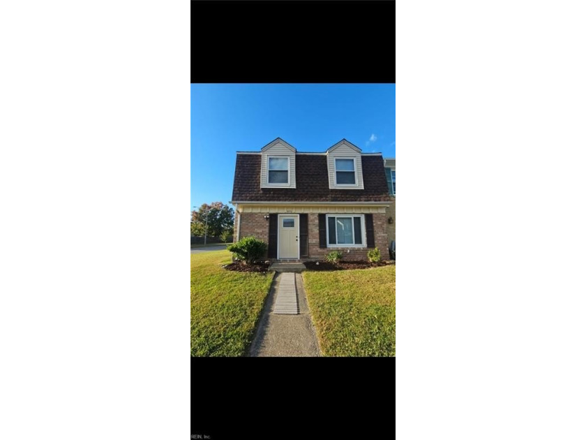 Spacious 3 bedroom, 2.5 bathroom end-unit townhome. Large - Beach Townhome/Townhouse for sale in Virginia Beach, Virginia on Beachhouse.com
