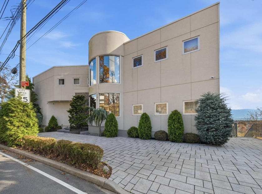 Welcome to 186 Flagg Place, a rare modern masterpiece perched - Beach Home for sale in Staten Island, New York on Beachhouse.com