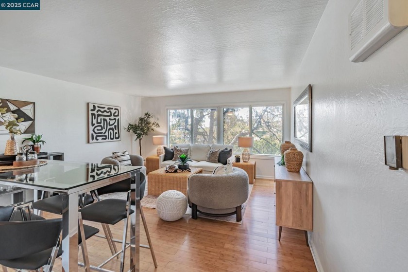 Amazing price for this unit! Light filled western facing windows - Beach Condo for sale in Oakland, California on Beachhouse.com