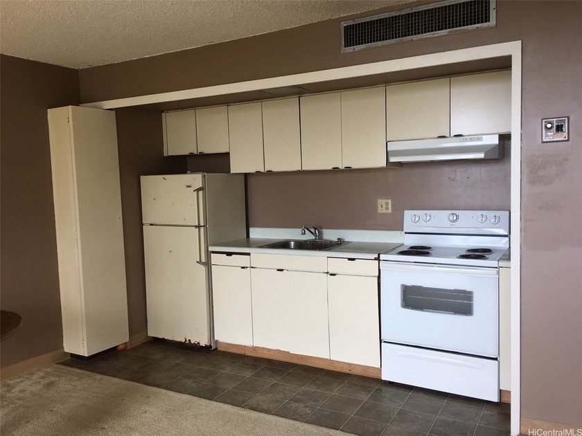 Rare find! End unit studio in Makaha Valley Towers. Currently - Beach Condo for sale in Waianae, Hawaii on Beachhouse.com