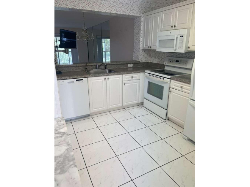 Top-floor 2 bed, 2 bath condo with 1,080 sq ft and a lake view - Beach Condo for sale in Tamarac, Florida on Beachhouse.com