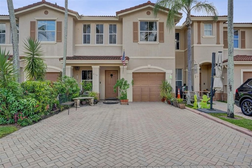 Motivated Seller! Priced to make it your own! Original owner is - Beach Townhome/Townhouse for sale in Sunrise, Florida on Beachhouse.com