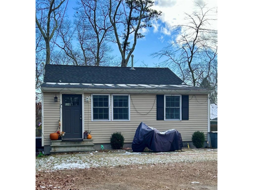 Must see this charming cottage located in the beach front - Beach Home for sale in Riverhead, New York on Beachhouse.com