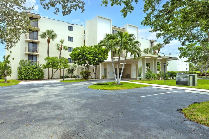 Stunning water views + beautiful central foliage laden Atrium - Beach Condo for sale in Lantana, Florida on Beachhouse.com