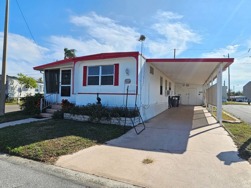 Just listed!! 2 bed, 2 bath in Silver Lake. Investor special - Beach Home for sale in St. Petersburg, Florida on Beachhouse.com