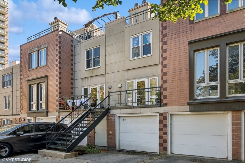 Beautifully updated townhome with 4 levels of living space & 4 - Beach Townhome/Townhouse for sale in Chicago, Illinois on Beachhouse.com