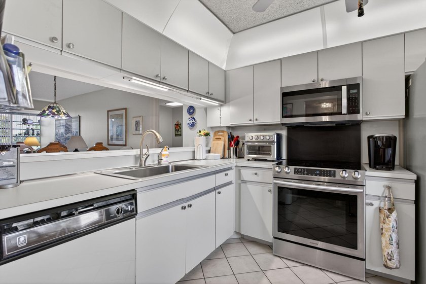 Spacious and clean 2 bedroom, 2 bathroom condo in desirable - Beach Condo for sale in Pompano Beach, Florida on Beachhouse.com