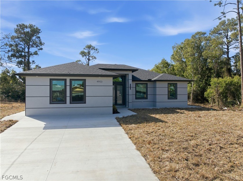 Welcome to this 4 Bedroom 3 1 1/2 bath!! ideal for a large - Beach Home for sale in Lehigh Acres, Florida on Beachhouse.com